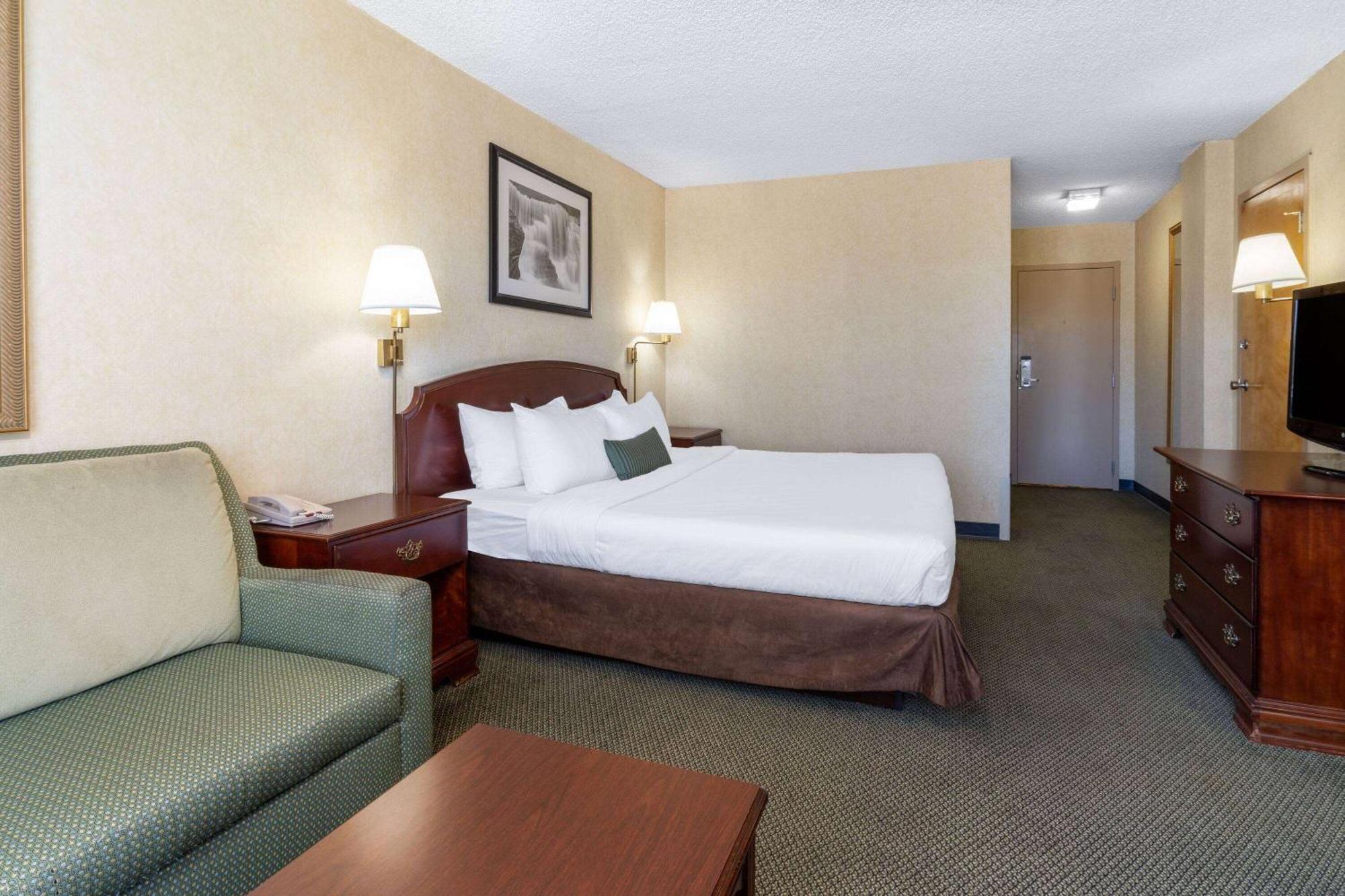 Hotel Ramada By Wyndham & Casino 2*